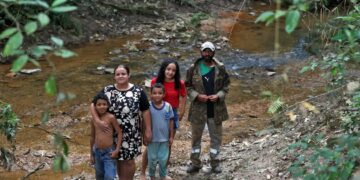 Crianças de comunidade quilombola andam na escuridão para ir à escola