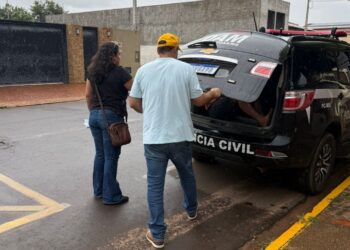 Suspeito de tentar matar mulher com golpe de faca se apresenta à polícia e acaba preso