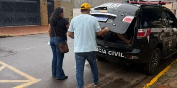 Suspeito de tentar matar mulher com golpe de faca se apresenta à polícia e acaba preso