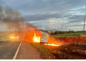 Van pega fogo após bater em carreta na BR-163