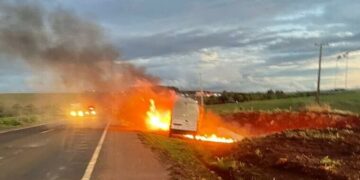 Van pega fogo após bater em carreta na BR-163