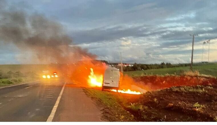 Van pega fogo após bater em carreta na BR-163
