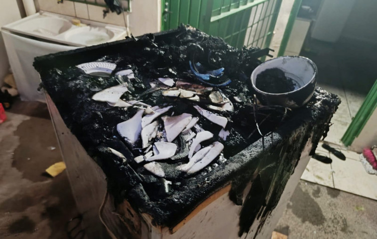 Vela acesa provoca princípio de incêndio em residência