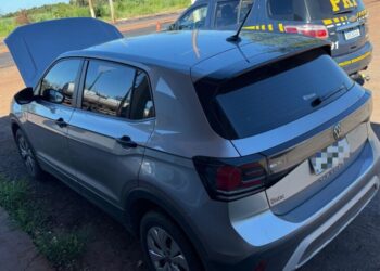 PRF recupera carro roubado após perseguição e prende motorista em MS PRF recupera carro roubado após perseguição e prende motorista em MS
