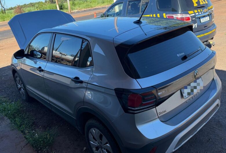 PRF recupera carro roubado após perseguição e prende motorista em MS