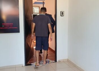 Suspeito de duplo homicídio em Caarapó se apresenta à polícia em Dourados Suspeito de duplo homicídio em Caarapó se apresenta à polícia em Dourados