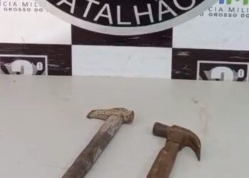Filho ameaça pais com pedra, martelo e machadinha e é preso