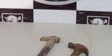 Filho ameaça pais com pedra, martelo e machadinha e é preso