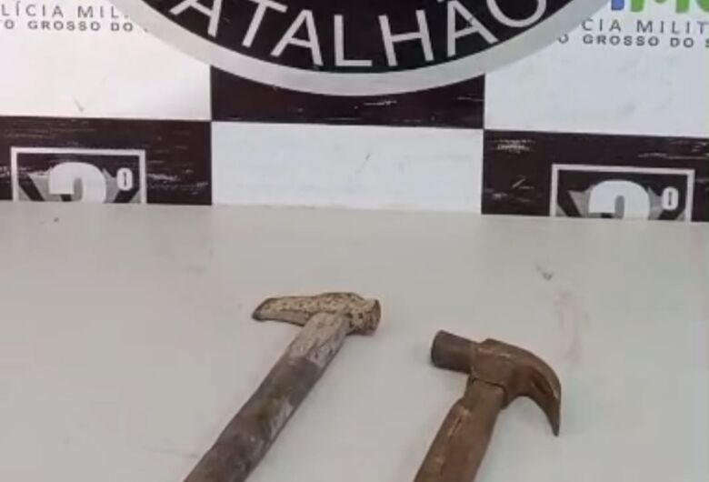 Filho ameaça pais com pedra, martelo e machadinha e é preso