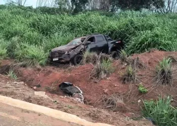 Capotamento na MS-276 leva polícia a descobrir caminhonete roubada