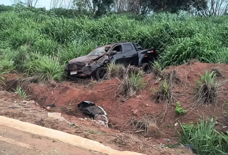 Capotamento na MS-276 leva polícia a descobrir caminhonete roubada