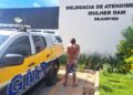 Homem agride companheira com chutes e é preso após denúncia