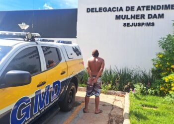 Homem agride companheira com chutes e é preso após denúncia