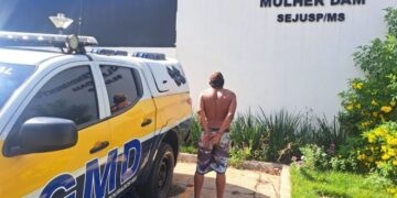 Homem agride companheira com chutes e é preso após denúncia
