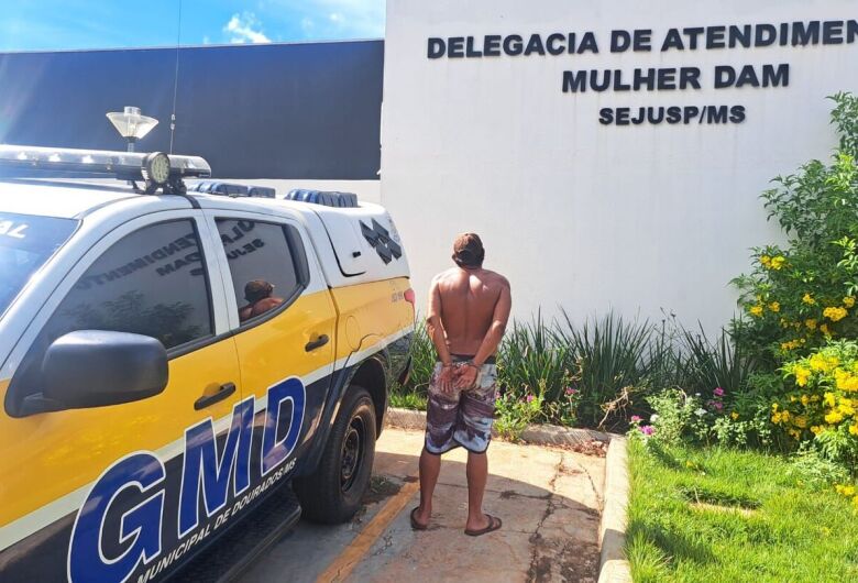 Homem agride companheira com chutes e é preso após denúncia