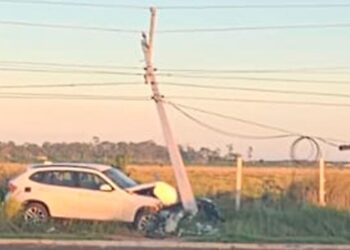 Motorista perde controle e atinge poste em avenida de Campo Grande