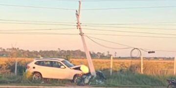 Motorista perde controle e atinge poste em avenida de Campo Grande