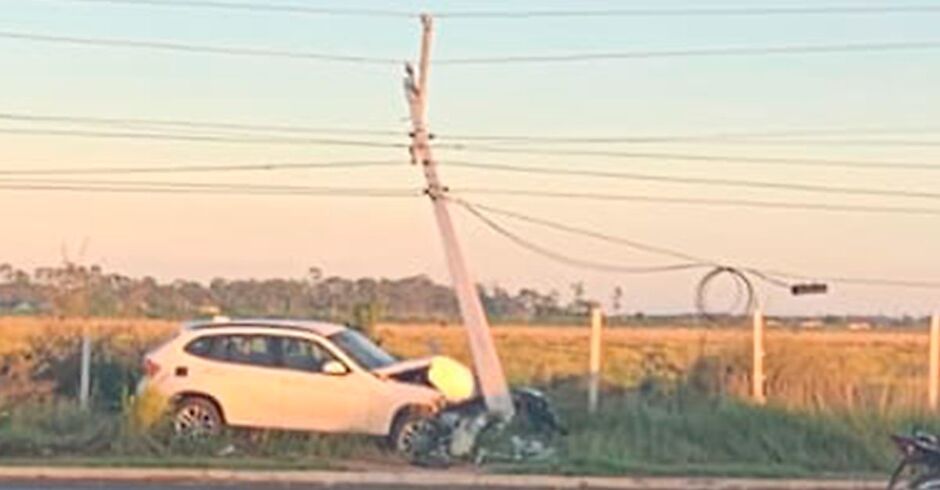 Motorista perde controle e atinge poste em avenida de Campo Grande