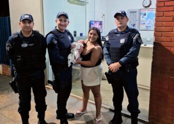 PMs salvam bebê de 21 dias engasgado na véspera da Páscoa PMs salvam bebê de 21 dias engasgado na véspera da Páscoa
