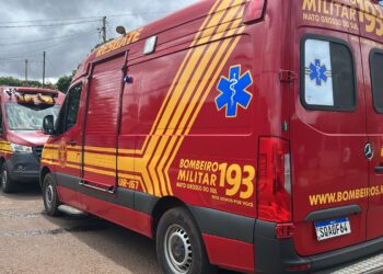 Homem é entubado após incêndio e resgate com parede quebrada