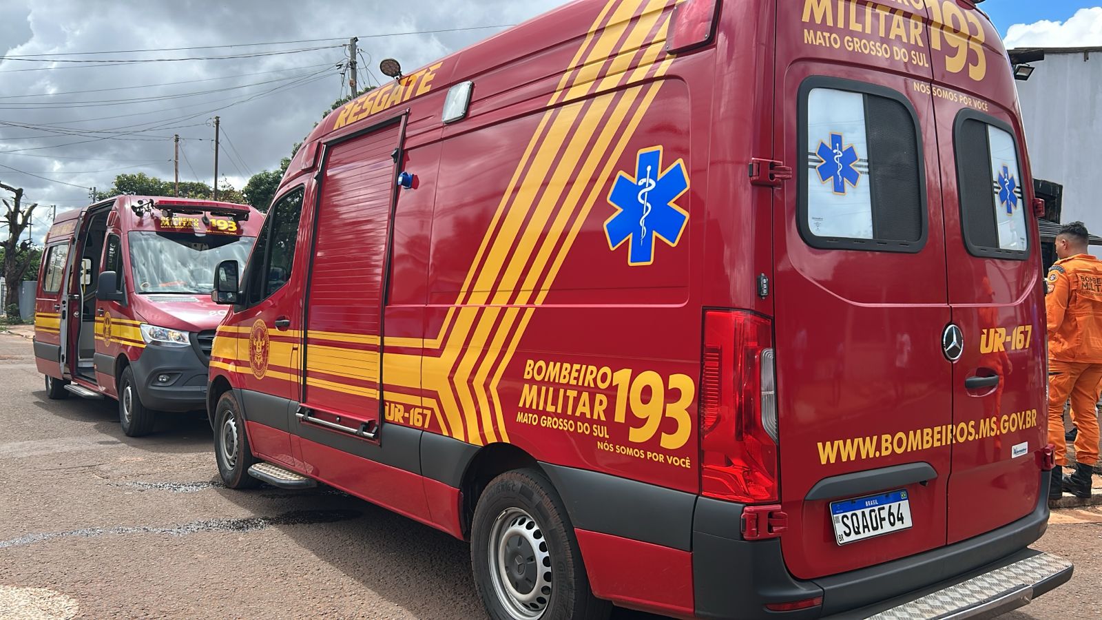 Homem é entubado após incêndio e resgate com parede quebrada