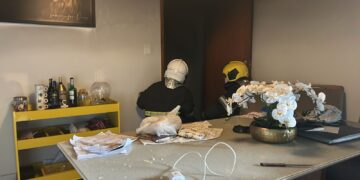 Fogo em ar-condicionado provoca princípio de incêndio em apartamento
