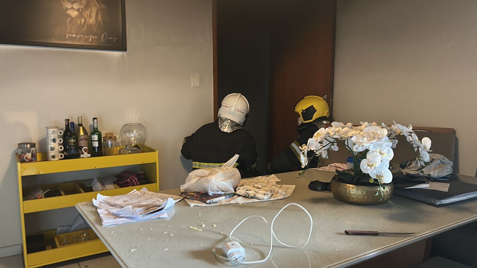 Fogo em ar-condicionado provoca princípio de incêndio em apartamento