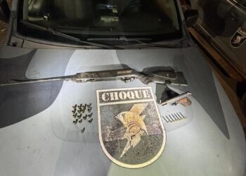 Abordagem na madrugada termina com dois presos e armas apreendidas