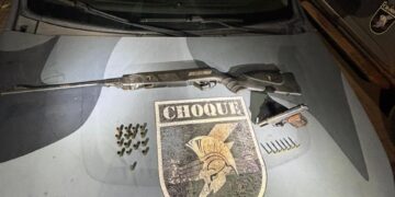 Abordagem na madrugada termina com dois presos e armas apreendidas