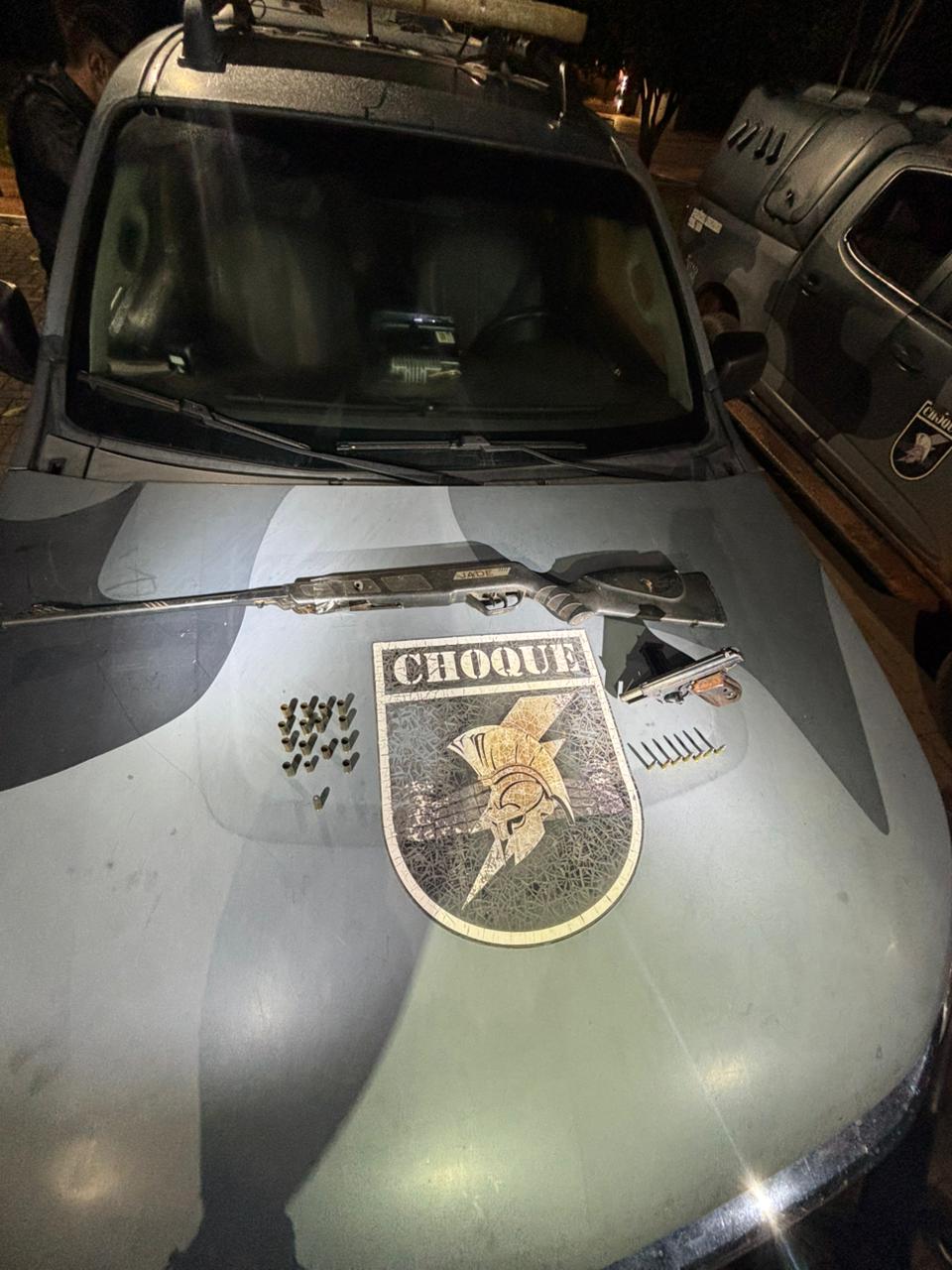 Abordagem na madrugada termina com dois presos e armas apreendidas