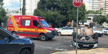 Acidente entre carros deixa veículo capotado no Jardim dos Estados
