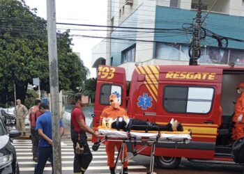 Vídeo: motorista fura sinal e fica ferido ao ter carro atingido por busão no Centro