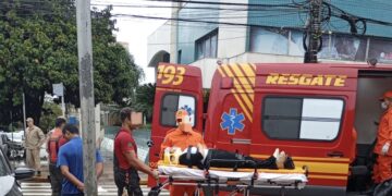 Vídeo: motorista fura sinal e fica ferido ao ter carro atingido por busão no Centro