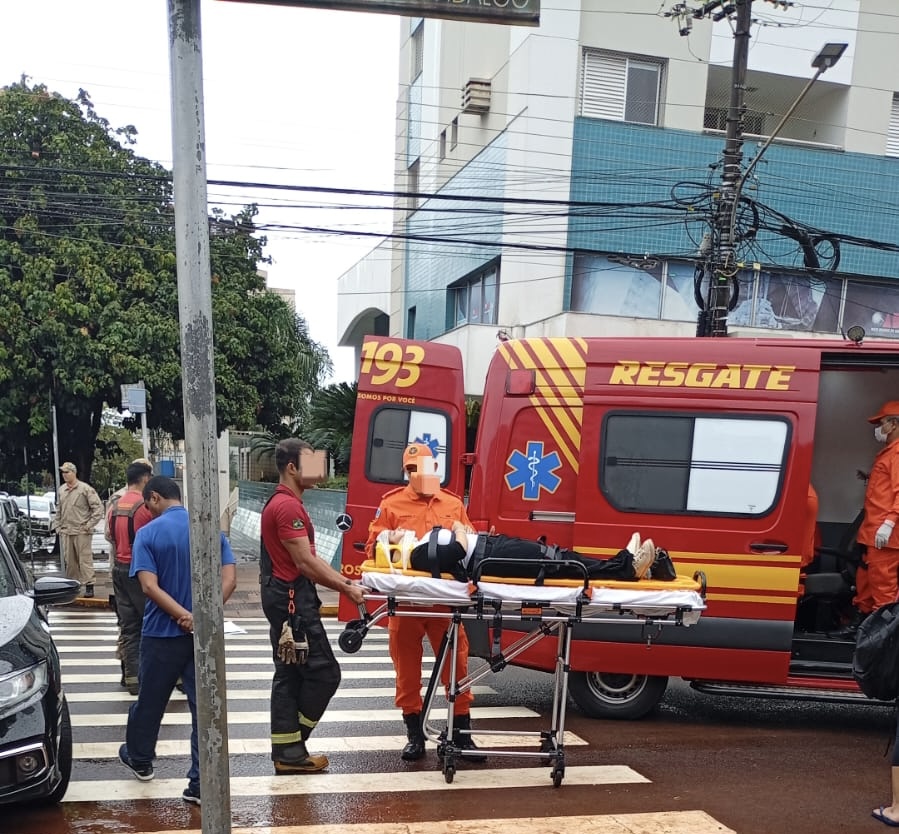 Vídeo: motorista fura sinal e fica ferido ao ter carro atingido por busão no Centro