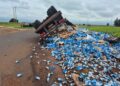 Carreta tomba e espalha carga de cerveja na BR-463, na fronteira
