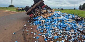 Carreta tomba e espalha carga de cerveja na BR-463, na fronteira