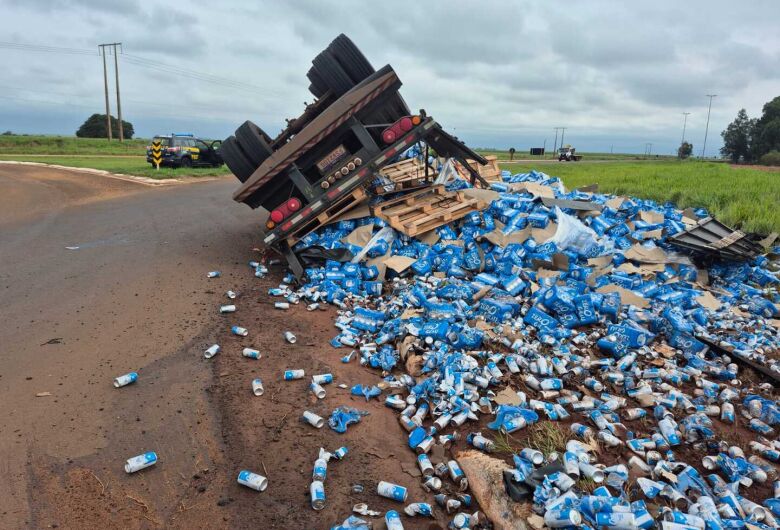 Carreta tomba e espalha carga de cerveja na BR-463, na fronteira