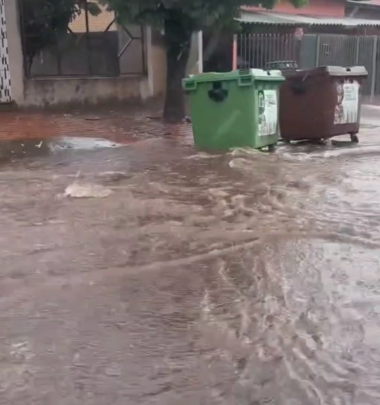 Temporal com ventos fortes causa alagamentos e granizo em São Gabriel do Oeste