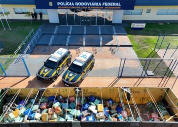 PRF intercepta carreta e realiza maior apreensão de maconha de 2026 no país
