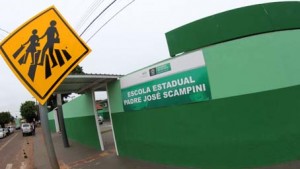 Aluno é flagrado com faca dentro de sala de aula após postagem nas redes sociais Aluno é flagrado com faca dentro de sala de aula após postagem nas redes sociais