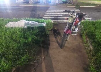Motociclista perde controle, bate no meio-fio e morre na Duque de Caxias