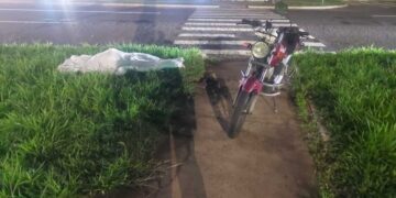 Motociclista perde controle, bate no meio-fio e morre na Duque de Caxias