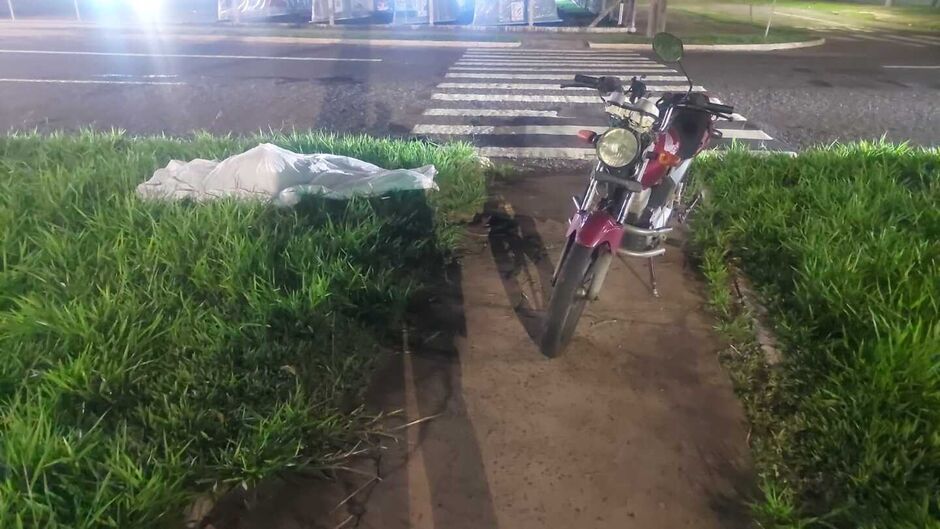 Motociclista perde controle, bate no meio-fio e morre na Duque de Caxias