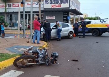 Motociclista fica em estado grave após carro avançar sinal