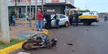 Motociclista fica em estado grave após carro avançar sinal