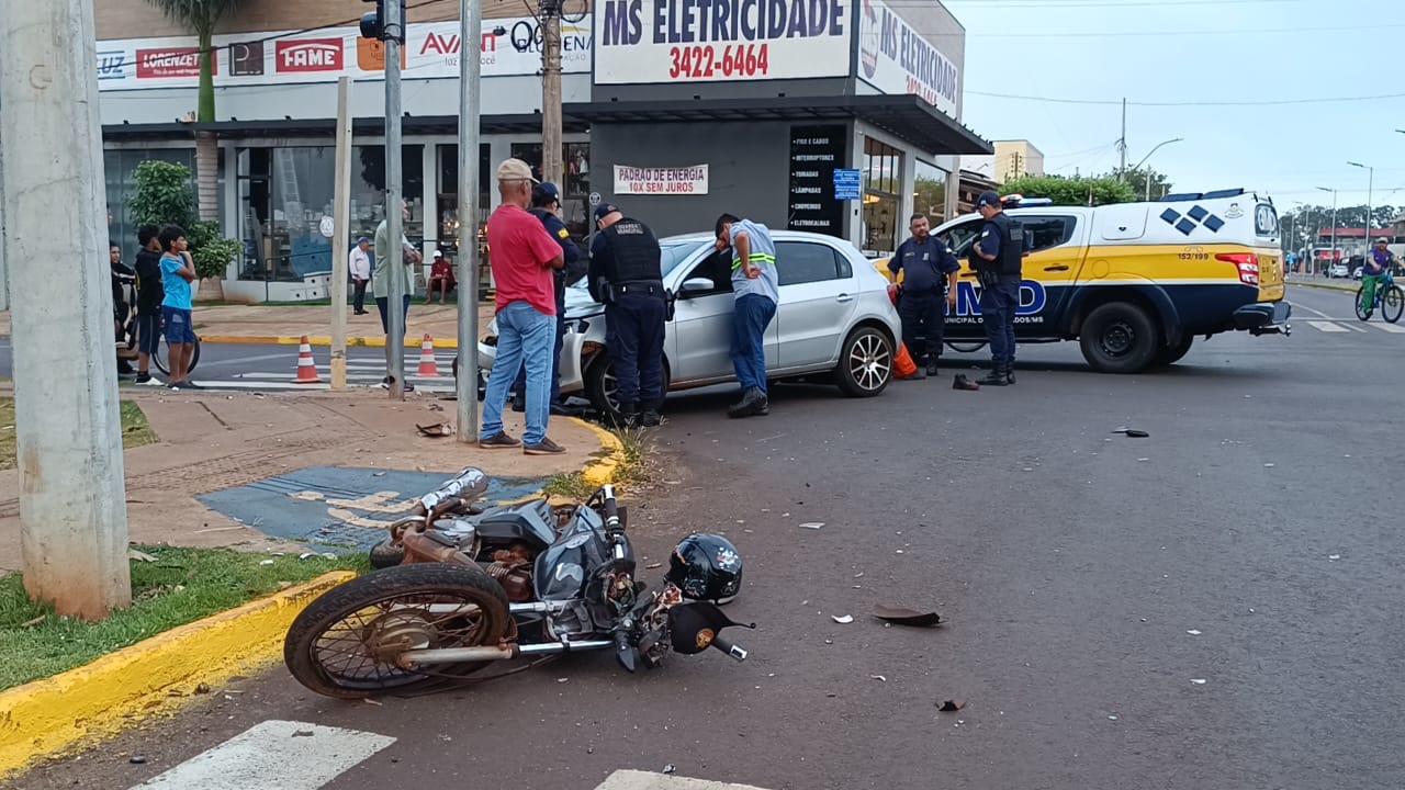 Motociclista fica em estado grave após carro avançar sinal