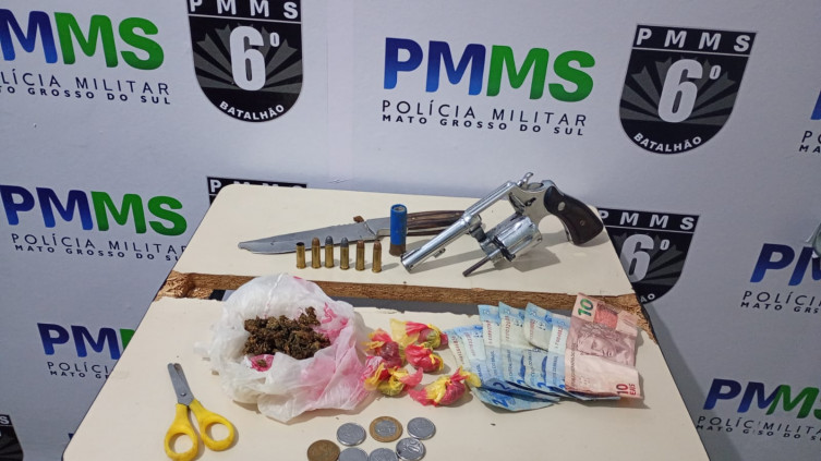 Homem é preso com arma raspada e drogas