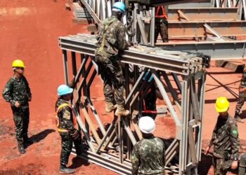 Mais de 6 mil pessoas atravessam rio por passarela enquanto Exército reconstrói ponte em Rio Negro