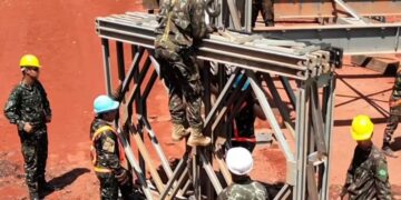Mais de 6 mil pessoas atravessam rio por passarela enquanto Exército reconstrói ponte em Rio Negro