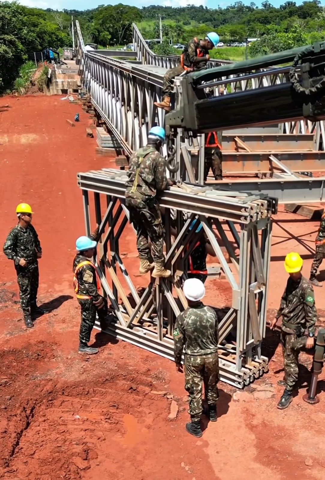Mais de 6 mil pessoas atravessam rio por passarela enquanto Exército reconstrói ponte em Rio Negro